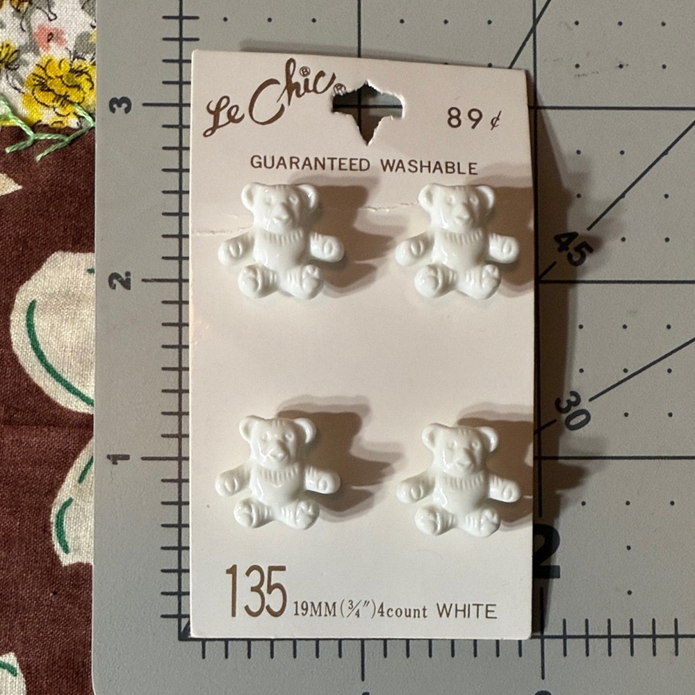 Vintage Le Chic Teddy Bear Buttons 19mm White – Card of 4 – Made in Japan, 1970s